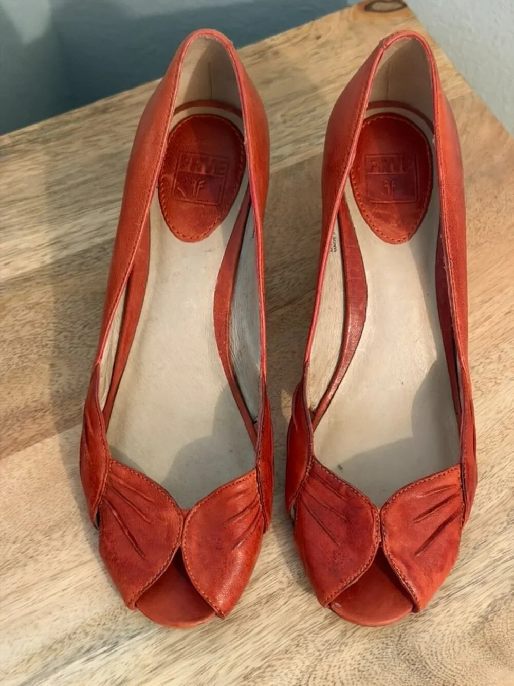 Frye Ada Pleats Peep Toe Pumps Coral Red Leather Kitten Heels Size 8 Vintage